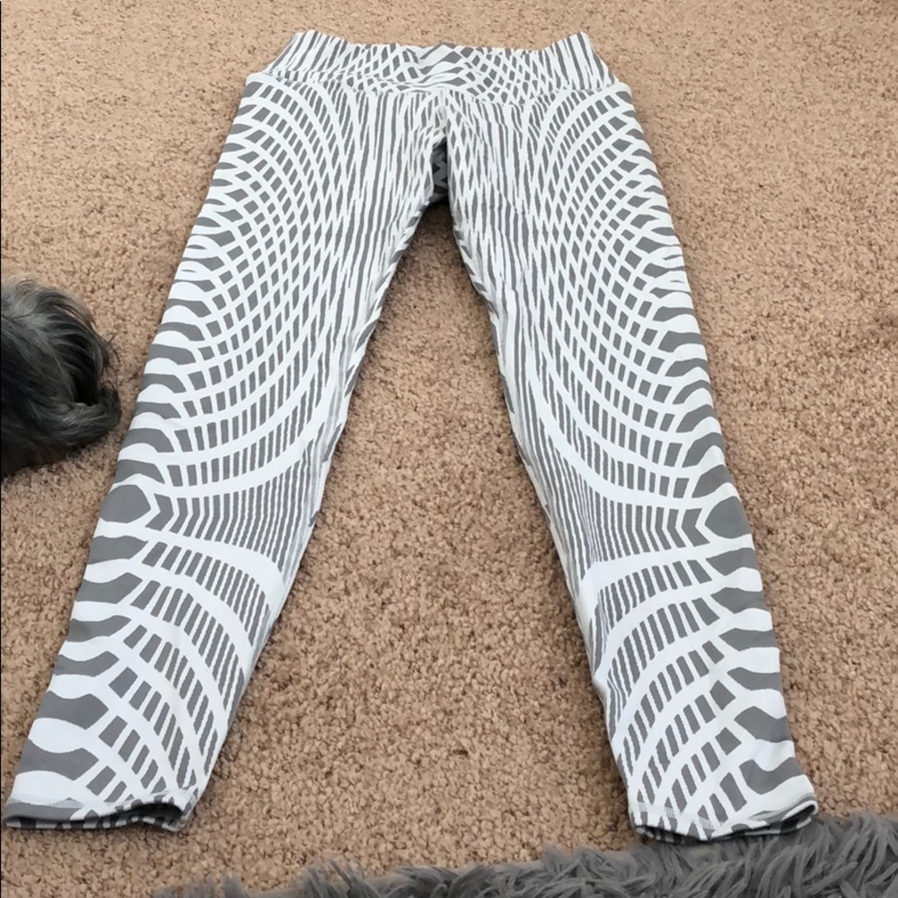 Alo yoga gray and white leggings